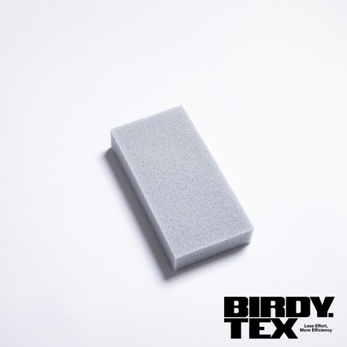 淺灰色長方形海綿，質地細緻，用於清潔玻璃杯，品牌標誌「BIRDY. TEX」位於右下角。