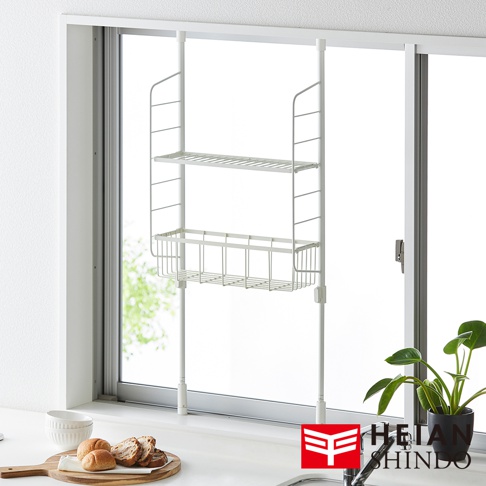 平安伸銅廚衛兩用收納籃架 SPL-4WH，白色，安裝於窗台或檯面，包含兩層置物架和一個置物籃。