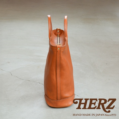 日本HERZ G-45 職人手作皮革兩用拉鍊托特包，棕色，背面視角