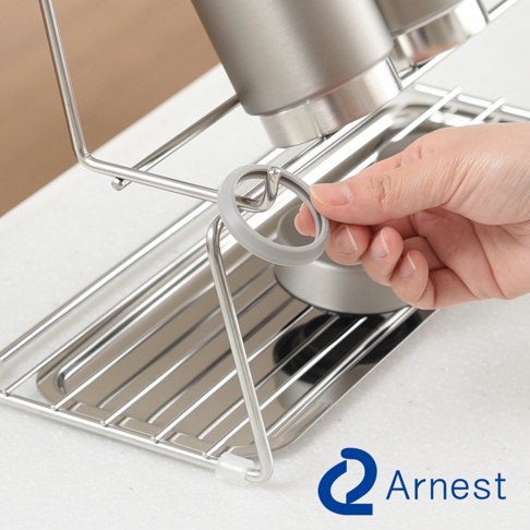 Arnest 逸品物創 多功能不鏽鋼雙層瀝水架，手持灰色矽膠環，展示架細節。