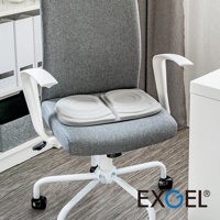 THE OWL HighestCompact 貓頭鷹進階款隨身坐墊，淺灰色，柔軟材質，兩側有圓形凹槽設計，放置於灰色布面辦公椅上。