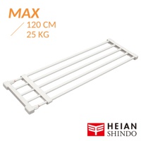 白色伸縮置物架，由金屬烤漆製成，結構為多層水平管狀層架，兩側有白色方型固定座，可伸縮調整長度，最大承重 25 公斤。