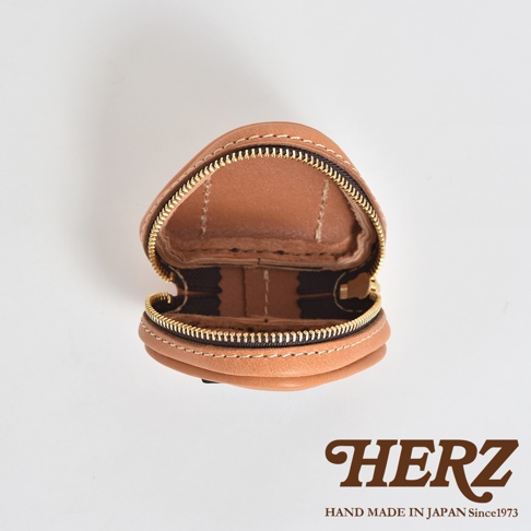 職人手作皮革小物收納包，三角飯糰造型，採用淺棕色皮革，配有金色拉鍊，開放式設計，內部隔層清晰可見。