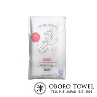 一條白色包裝的專身潔膚巾，包裝上印有女性擦拭身體的粉色線條圖案，文字說明為「洗身專用」、「FOR BODYCARE」，並標示「Made in Japan」、「COTTON 100%」。