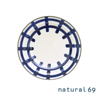 焦吳須圓盤，白色陶瓷盤面，以深藍色線條勾勒出網格狀圖案，盤緣帶有細緻的金色邊飾。