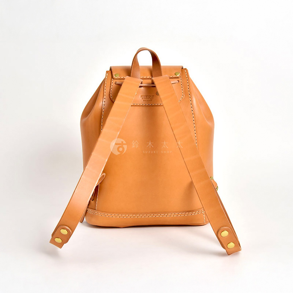 職人手作皮革經典後背包 R-4，淺棕色，皮革材質，後視圖，展示包身、肩帶及金屬扣細節。