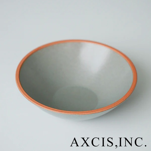 PURE 素燒百搭陶瓷沙拉碗，灰藍色內裡，外緣為赤陶色，簡約設計，適合盛裝沙拉或各式料理。