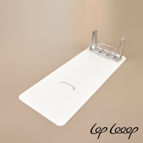 白色防水墊上放置一個展開的不鏽鋼瀝水架，瀝水架由多條銀色金屬絲彎曲而成，呈現梳狀結構，可收納餐具。