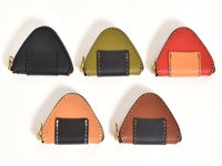 五個皮革製三角飯糰零錢包，分別為黑色、軍綠色、紅色、淺棕色和棕色，皆配有黑色或淺棕色皮革裝飾和金色拉鍊。