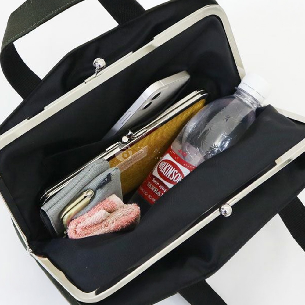 AYANOKOJI 口金手提包內有手機、錢包、水瓶和粉色小物。