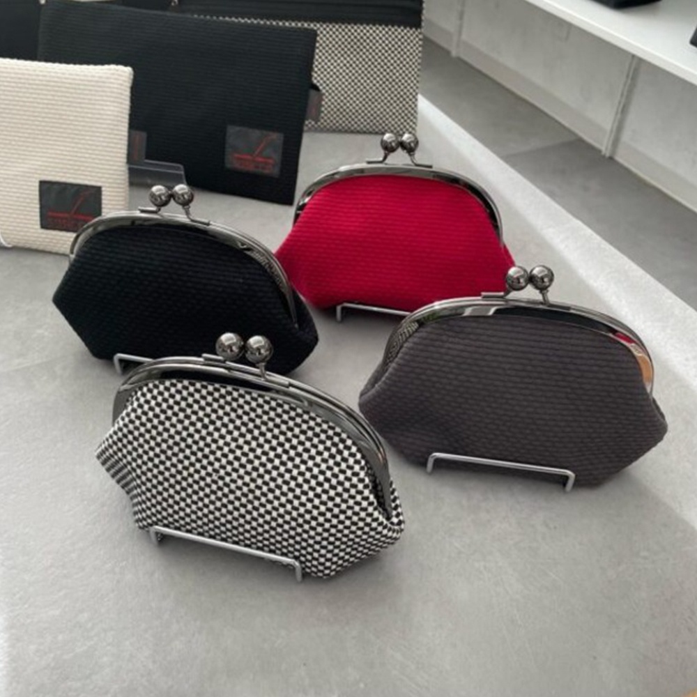 四款三河木綿刺子織口金零錢包，分別為黑、紅、灰及黑白格紋，皆配有金屬開合。