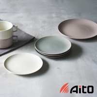 CouLeur 美濃燒簡約素雅質感圓餐盤，展示了白色、淺灰綠色疊放的餐盤，以及一個淺粉色的餐盤，旁邊還有兩個疊放的馬克杯，整體呈現現代簡約風格。