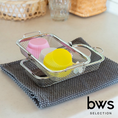 兩個堆疊的不鏽鋼網狀收納籃，籃內裝有粉紅色、白色和黃色的紙杯。收納籃下方鋪著深灰色格紋布。