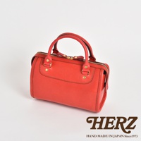 職人手作皮革迷你波士頓包，鮮紅色，設有雙提把、拉鍊開合及金色五金配件，展現簡約的波士頓包造型。