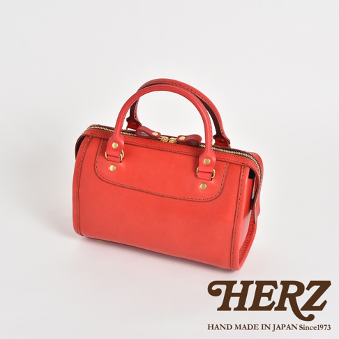 職人手作皮革迷你波士頓包，鮮紅色，設有雙提把、拉鍊開合及金色五金配件，展現簡約的波士頓包造型。