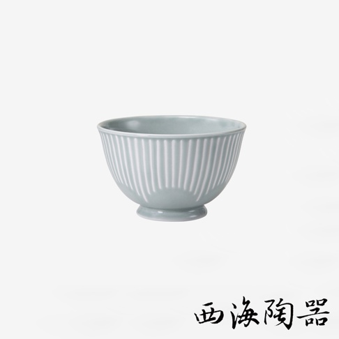 淺藍色陶瓷飯碗，碗身有垂直條紋設計，底部有圓形底座。