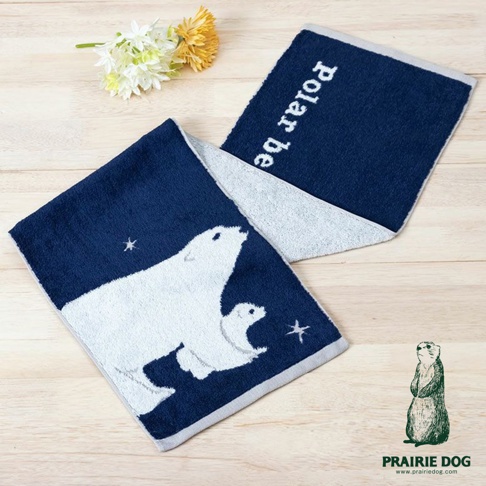 深藍色毛巾，繡有白色北極熊母子與星星圖案，另一條深藍色毛巾繡有白色英文字「polar be」。