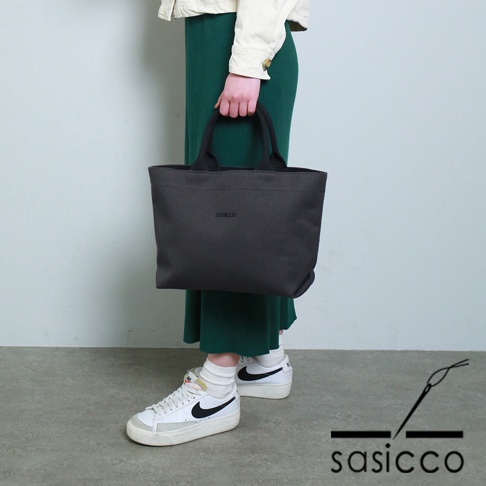 三河木綿刺子織經典托特包，深灰色，織物材質，帶有品牌Logo，由一人手持。