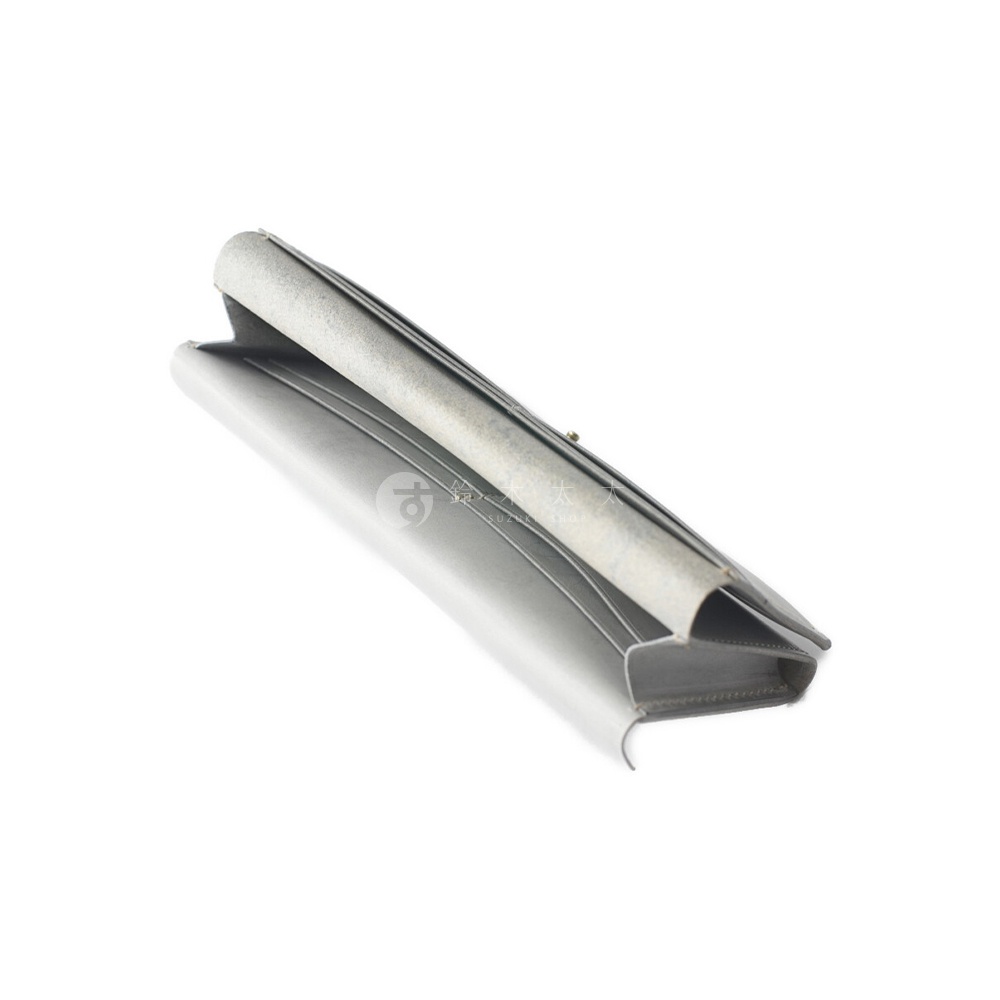 職人手作義大利Sibilla皮革長夾，呈現簡約的銀灰色調，展現皮革的細緻紋理。