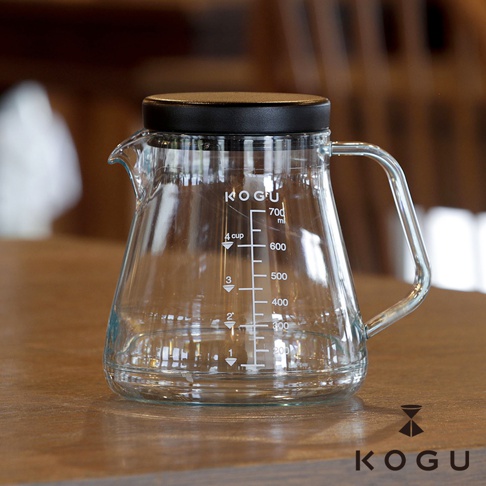 日製Tritan材質製成的透明咖啡壺，附有黑色蓋子與把手，壺身刻有毫升及杯數刻度，容量700ml。