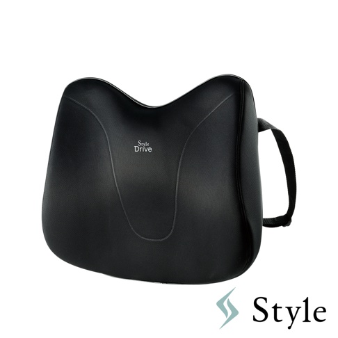 黑色汽車用靠腰椅，網狀織物材質，中央有「Style Drive」字樣，椅背一側有黑色綁帶。
