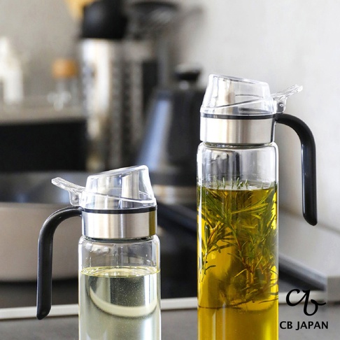 CB JAPAN 的 atomico 系列耐熱防回流玻璃油罐，展示了兩款不同大小的油罐，其中較大的油罐裝有橄欖油和迷迭香。