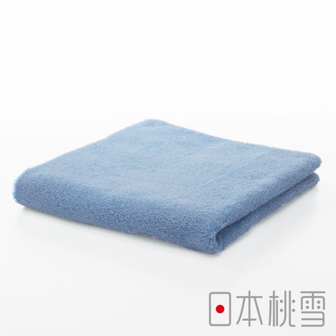 淺藍色居家毛巾，材質為柔軟的棉，織紋細緻，對折放置於白色背景上。