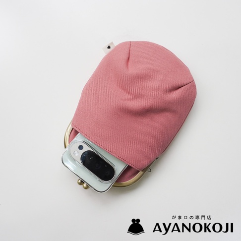 京都職人手作純棉帆布腰掛口金包，粉紅色，手機置於包中，下方為 AYANOKOJI 品牌標誌
