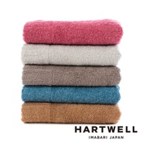 一疊五條CUOL 今治柔彈低摩擦美髮毛巾，顏色由上至下分別為粉紅、淺灰、棕褐、藍綠及淺棕。毛巾質地柔軟，呈現蓬鬆的織紋。