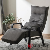 一張深灰色布藝多段調節躺椅，配有黑色金屬框架和弧形扶手，椅背可調節，附帶一個小腰靠。