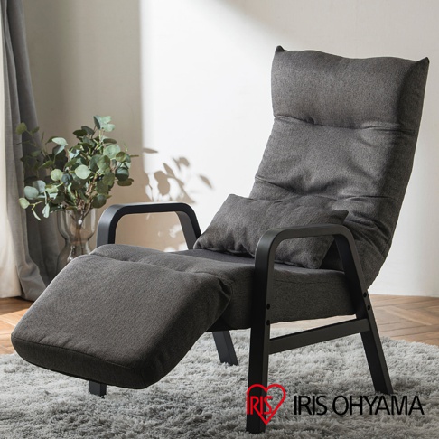 一張深灰色布藝多段調節躺椅，配有黑色金屬框架和弧形扶手，椅背可調節，附帶一個小腰靠。