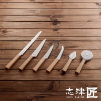 morinoki / Ban nou knife 萬用刀，一套六件，包含鋸齒長刀、兩把平刃刀、一把弧形鋸齒刀、一把起司刀及披薩滾輪刀。刀刃皆為不鏽鋼材質，刀柄為淺木色。