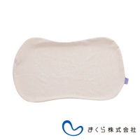 淺米色、布質的良夢調節枕專用枕套，枕套形狀呈現曲線，一角有紫色小標籤，標籤上印有白色品牌名稱。