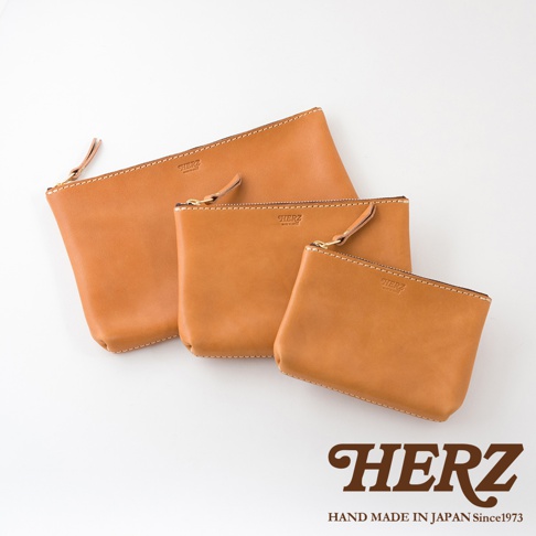 三款不同尺寸的職人手作皮革長方形拉鍊收納包，皆為淺棕色調，材質為光滑皮革，搭配金色拉鍊和同色系皮革拉頭，呈現簡約大方的設計。