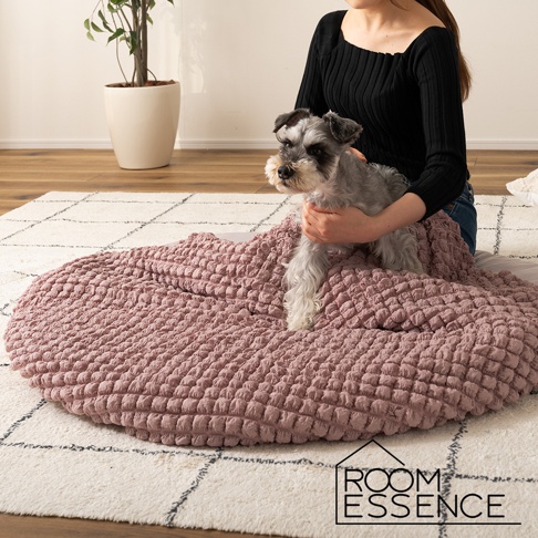 淺粉色涼感夾心包覆圓墊，表面有立體紋理，材質柔軟，適合寵物或個人使用。