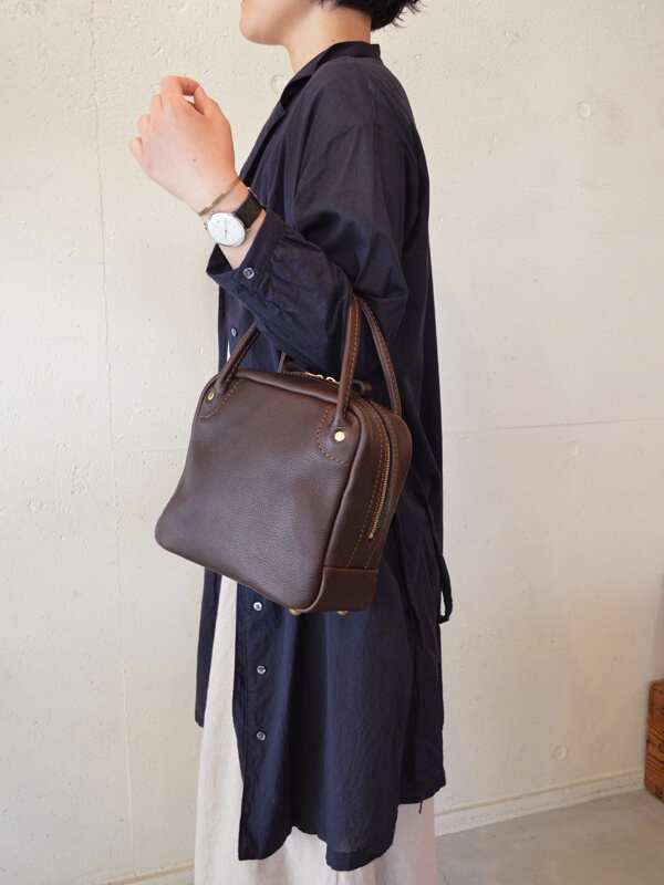 職人手作皮革Organ方形托特包 (G-47) S，一個帶有拉鍊閉合的深棕色方形皮革手提包，包身有細緻的紋理，配有短提把和金屬細節。