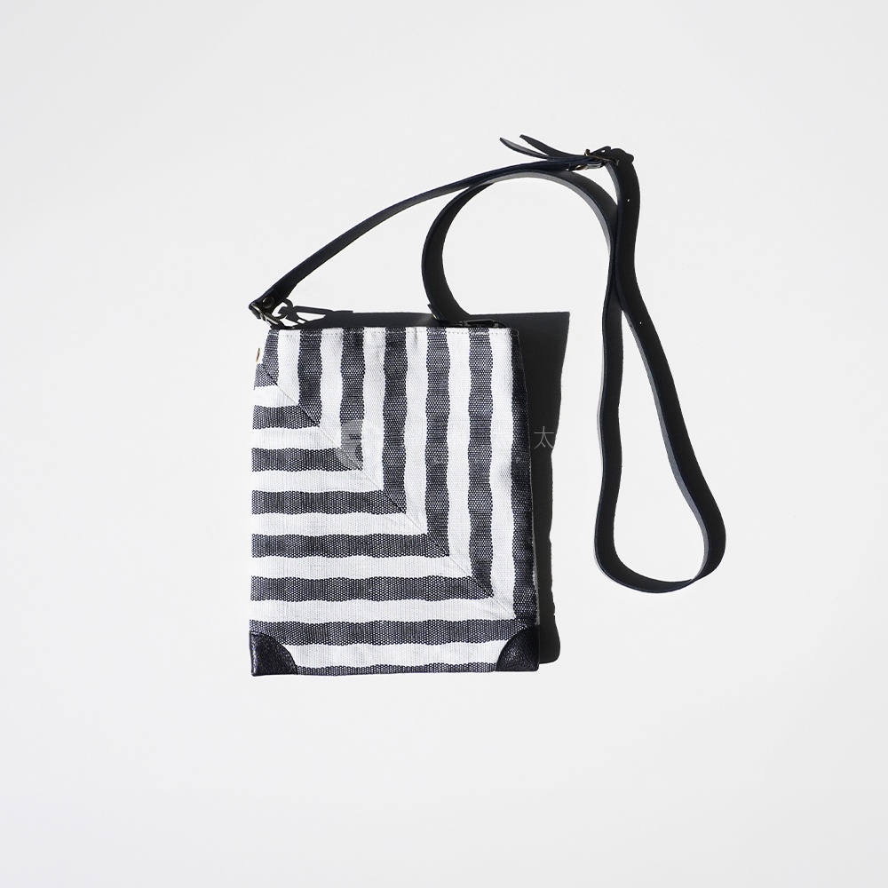 BAN INOUE 斑馬條紋麻布散步斜背包