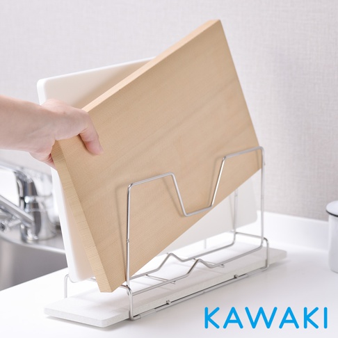 一個銀色金屬製的鍋蓋砧板架，架上放著一塊淺木色木質砧板和一塊白色塑膠砧板。