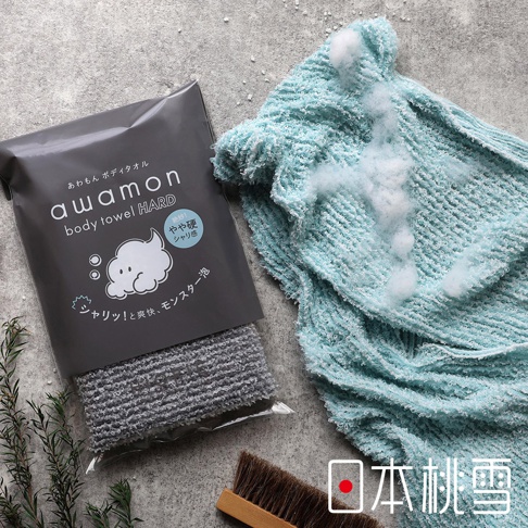 日本桃雪 awamon 怪物級綿柔起泡親膚沐浴巾-微硬款，附有可愛卡通泡泡圖案，強調「やわらか」「やや硬」「シャリ感」，以及「シャリッ！と爽快、モンスター泡」的使用感受。