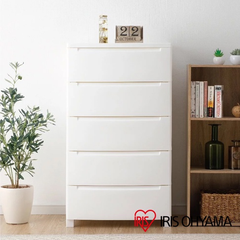 白色六層抽屜式組合收納櫃，櫃體簡潔，抽屜採用無把手設計，搭配木質層架、綠植及裝飾品，營造居家生活氛圍。