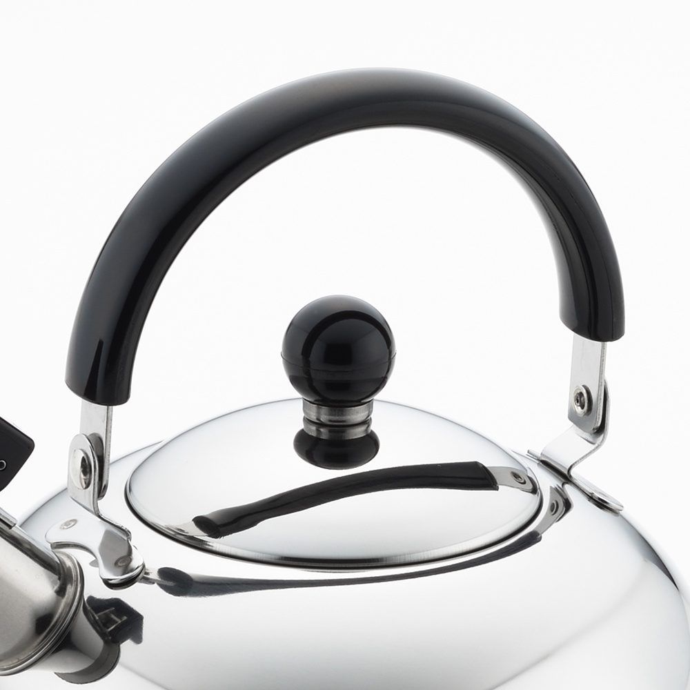 日製笛音壺，主體為閃亮的不鏽鋼材質，搭配黑色防燙手柄和壺蓋提鈕，簡約實用。