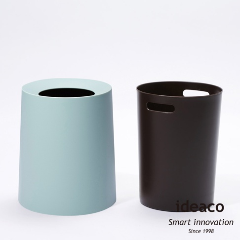 兩個圓形家用垃圾桶，一個為淺藍色、錐形，頂部有圓形開口；另一個為深棕色、圓柱形，兩側有長方形提手。