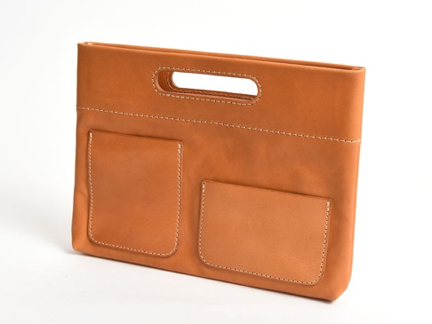 職人手作皮革橫式收納袋中袋，採用淺棕色皮革製成，表面有兩處外插袋，袋口有提把設計，並以白色縫線裝飾。