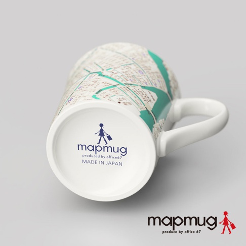 白色陶瓷馬克杯，杯身印有大阪手繪地圖，包含綠色河道和棕色街道線條，底部有藍色「mapmug produced by office67 MADE IN JAPAN」標誌及人形剪影。