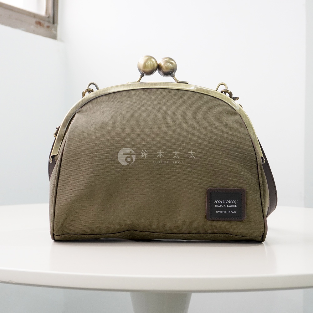 AYANOKOJI 品牌綠色帆布大玉口金斜背包，背面有黑色皮標，標示 AYANOKOJI BLACK LABEL KYOTO-JAPAN