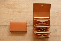 職人手作皮革Organ證件分類收納夾，焦糖棕色，採用皮革材質，有兩件式展示，一件為關閉狀態的收納夾，另一件為打開狀態，展示內部多層隔層，方便分類收納卡片。