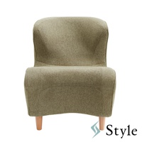 淺綠色布料包覆的立腰調整座椅，椅背與扶手一體成型，下方有四個木質椅腳。