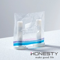 兩個白色珪藻土材質的圓形底座，各支撐一個直立的白色圓柱，上方夾著一個透明塑膠袋，袋身佈滿水珠。