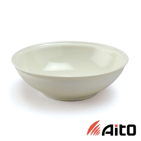 Ciel 美濃燒簡約素雅釉彩淺碗，呈現柔和的米白色，圓潤的碗身與平滑的釉面，展現陶瓷的細緻質感。