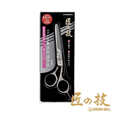 鍛造不鏽鋼理髮打薄剪刀，銀色金屬材質，有兩片齒狀刀刃和兩片光面刀刃，手柄為銀色，剪刀置於黑色包裝盒內，包裝上有日文說明。